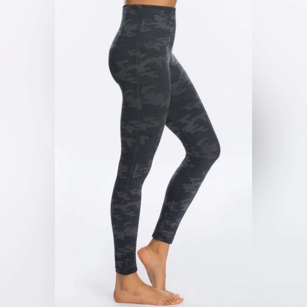 SPANX LOOK AT ME NOW BLACK CAMO LEGGING Small